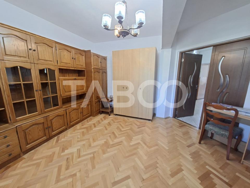 Apartament de inchiriat 2 camere zona Strand etaj 3 bucatarie separata