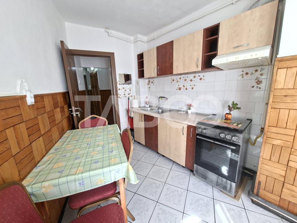 Apartament de inchiriat 2 camere zona Strand etaj 3 bucatarie separata