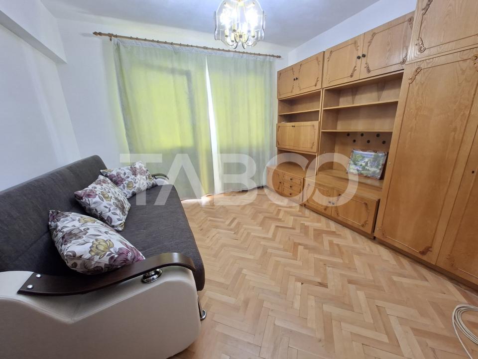 Apartament de inchiriat 2 camere zona Strand etaj 3 bucatarie separata