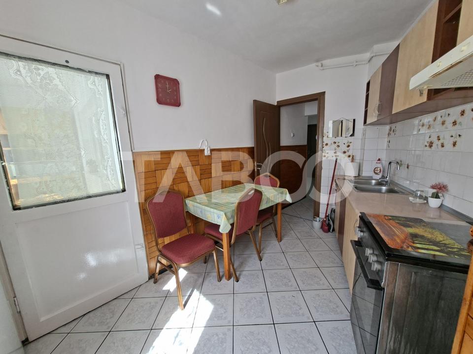 Apartament de inchiriat 2 camere zona Strand etaj 3 bucatarie separata
