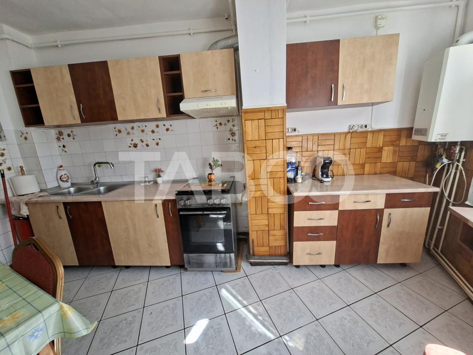 Apartament de inchiriat 2 camere zona Strand etaj 3 bucatarie separata