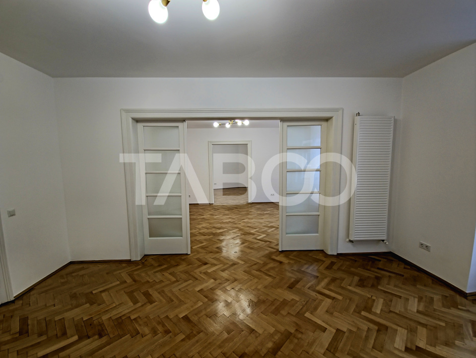 Apartament de inchiriat 4 camere bucatarie separata Centrul Istoric