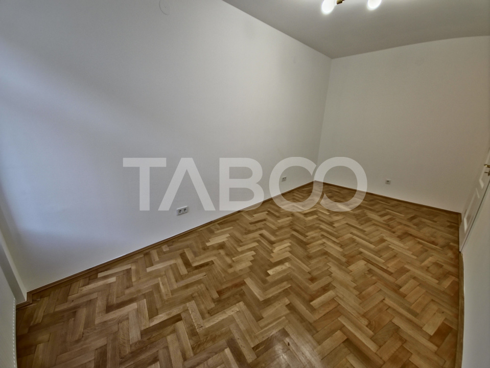 Apartament de inchiriat 4 camere bucatarie separata Centrul Istoric