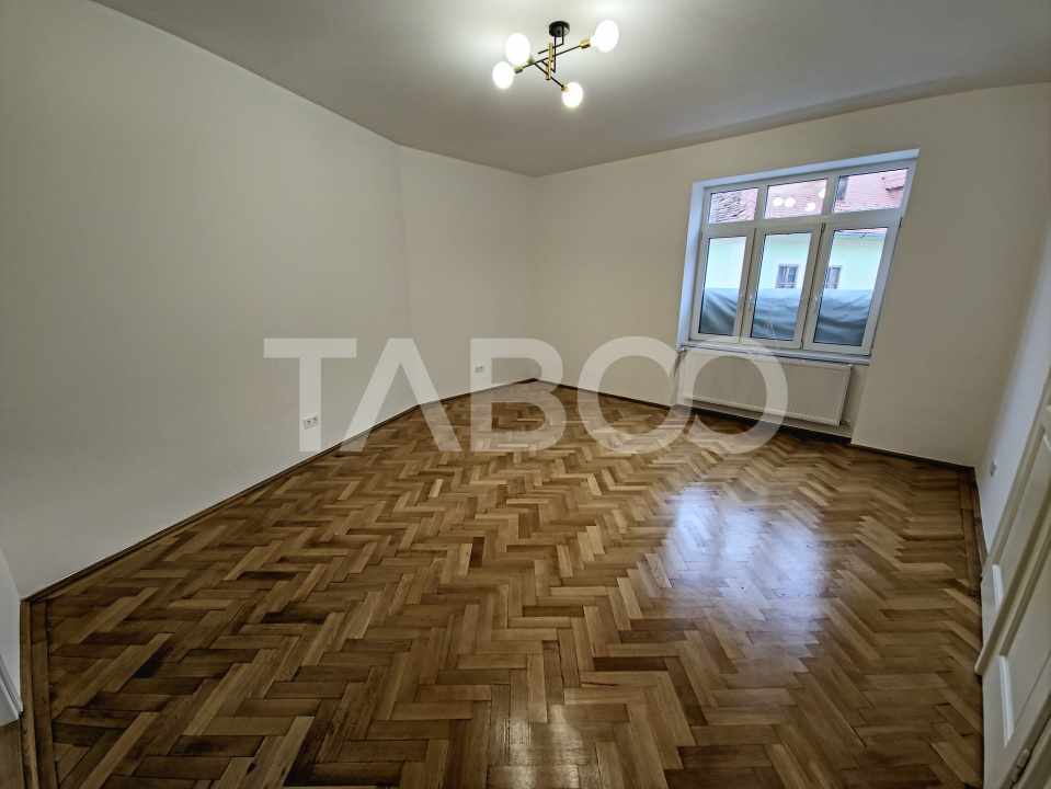 Apartament de inchiriat 4 camere si bucatarie separata Centrul Istoric