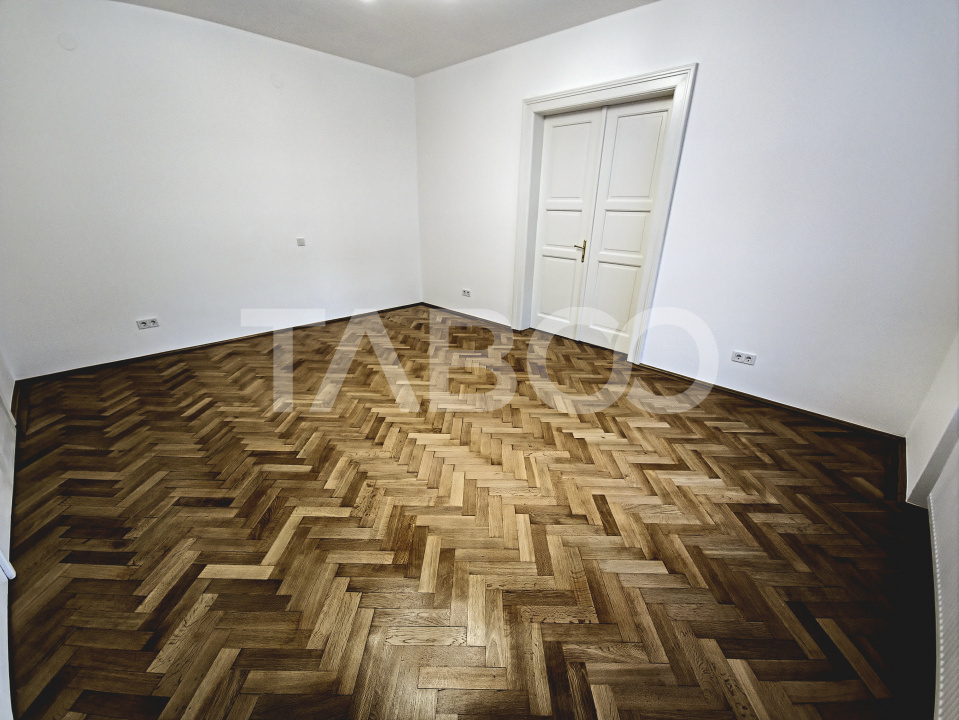 Apartament de inchiriat 4 camere si bucatarie separata Centrul Istoric