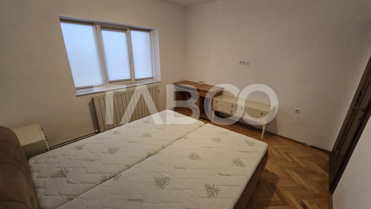Apartament de inchiriat Central 3 camere balcon etaj intermediar