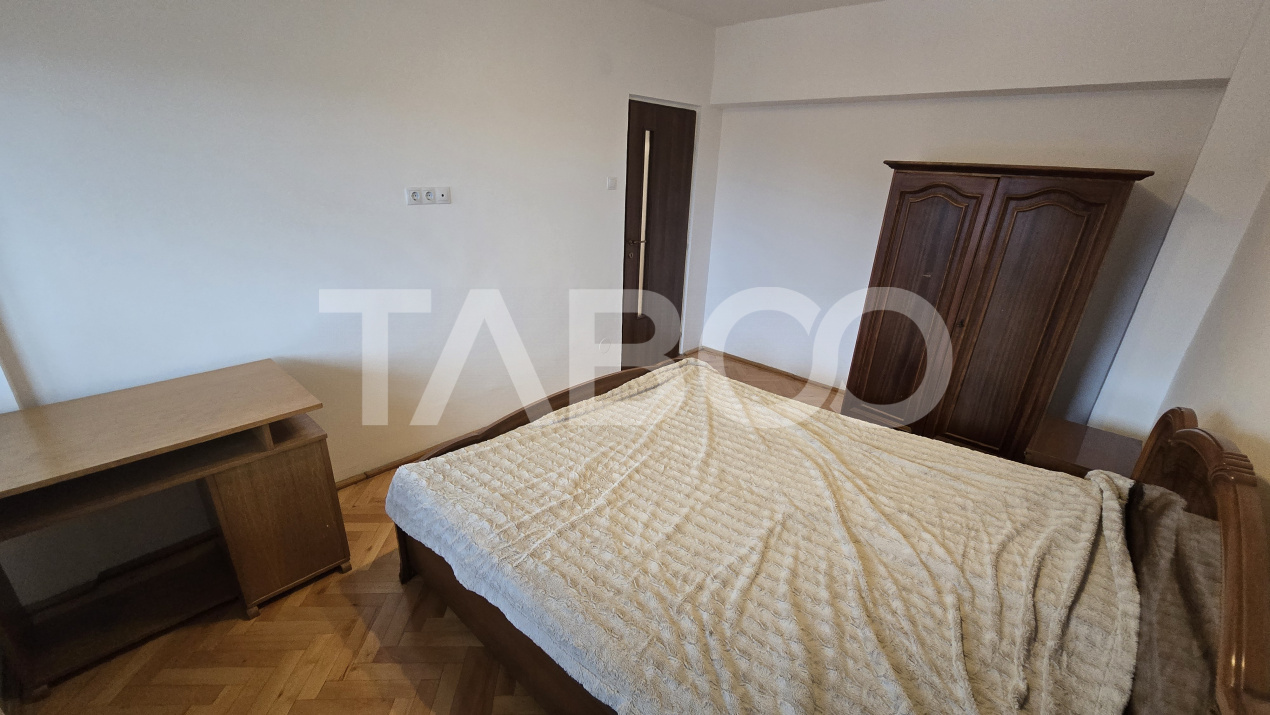 Apartament de inchiriat Central 3 camere balcon etaj intermediar