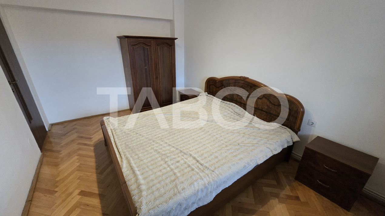 Apartament de inchiriat Central 3 camere balcon etaj intermediar