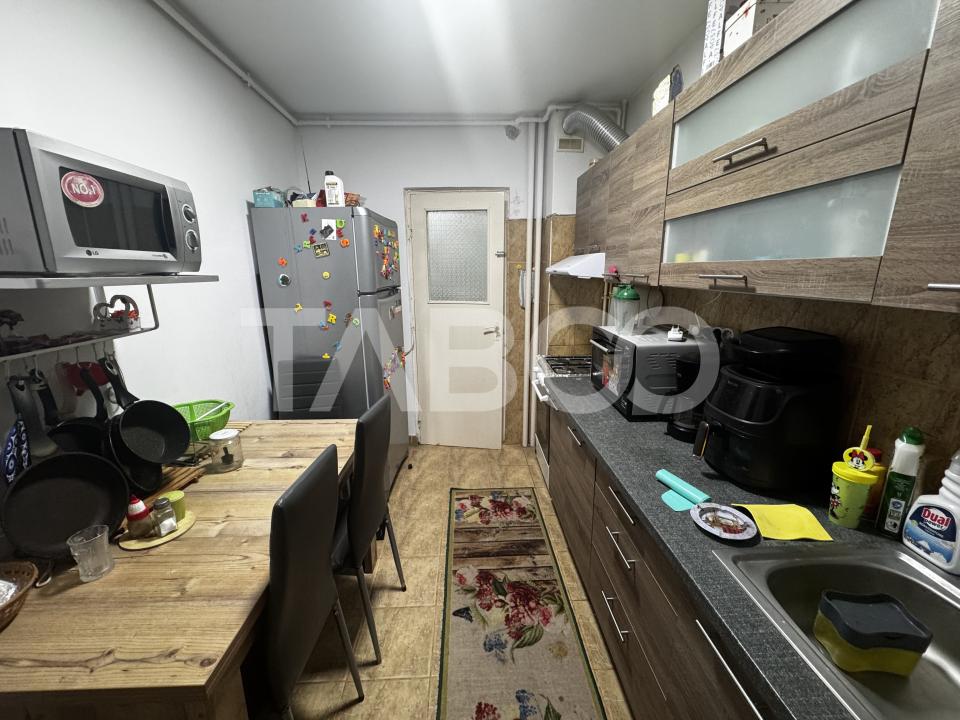 Apartament de inchiriat cu 3 camere balcon etaj 2 Mihai Viteazul Sibiu