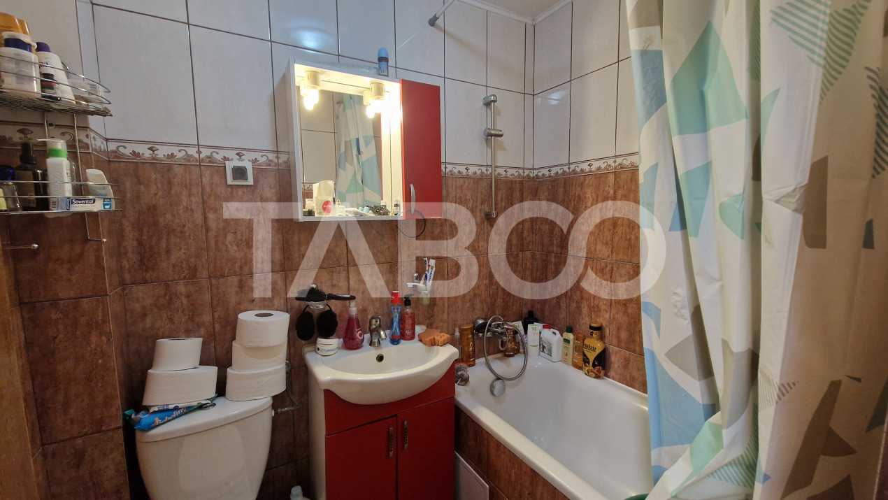 Apartament de inchiriat cu 3 camere balcon la mansarda Vasile Aaron
