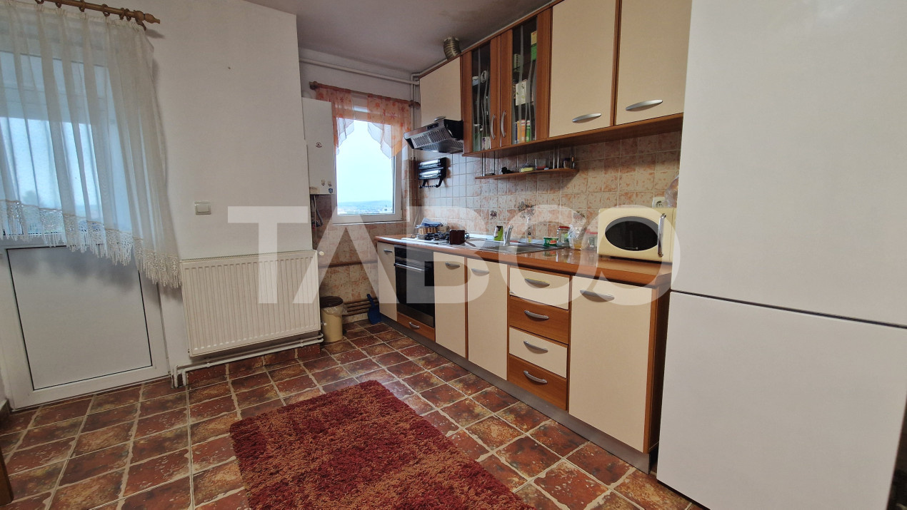 Apartament de inchiriat cu 3 camere balcon la mansarda Vasile Aaron