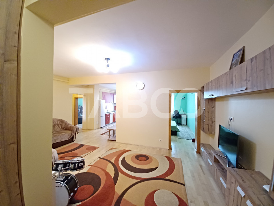 Apartament de inchiriat cu 3 camere la etajul 1 in bloc cu lift Strand