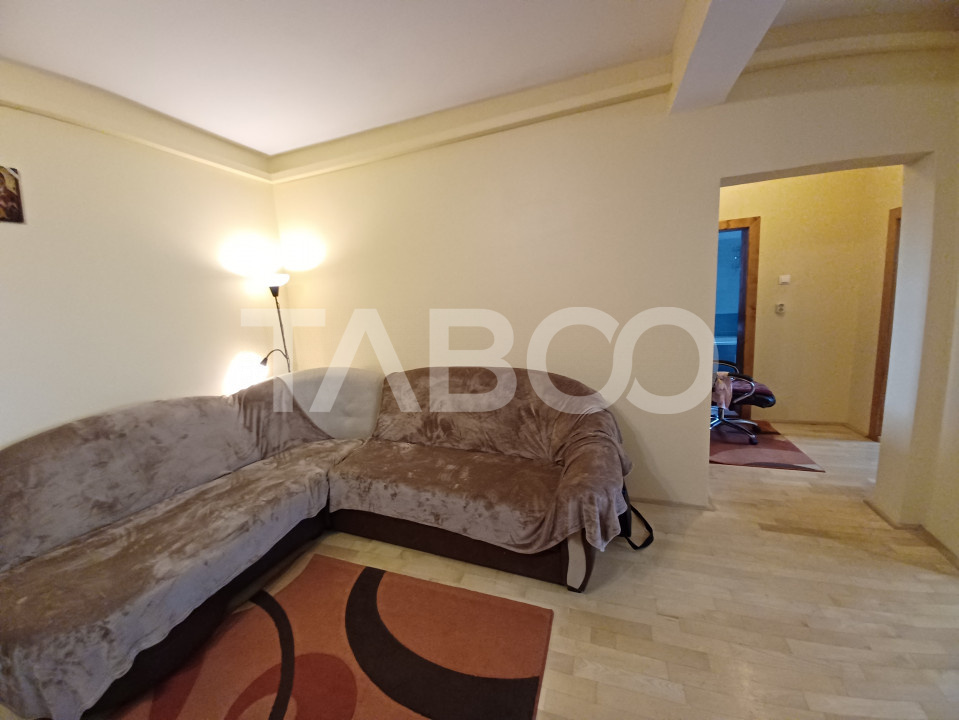 Apartament de inchiriat cu 3 camere la etajul 1 in bloc cu lift Strand