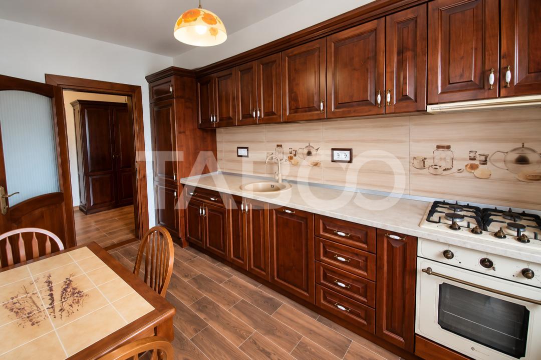 Apartament de inchiriat etaj 3 parcare proprie bloc cu lift Piata Cluj