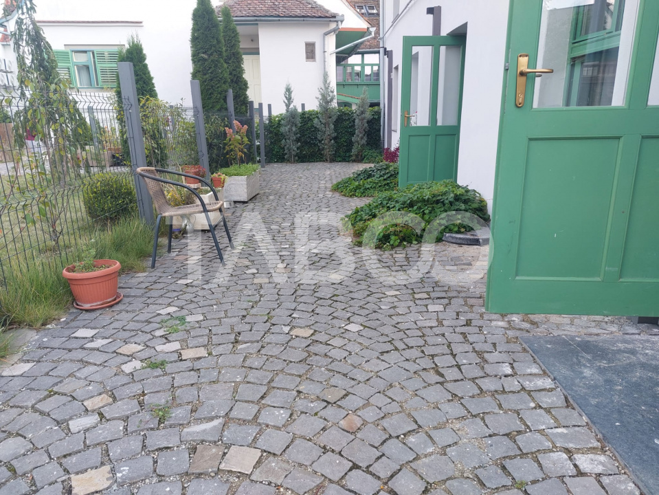 Apartament de vanzare 105 mp 3 camere curte 340 mp in acte Cisnadie