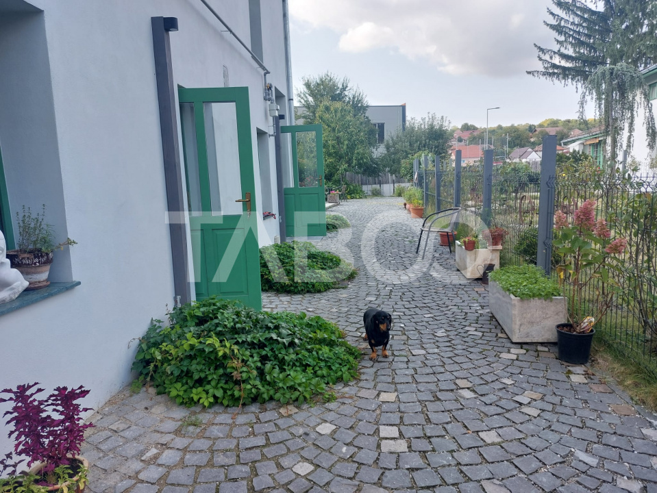Apartament de vanzare 105 mp 3 camere curte 340 mp in acte Cisnadie