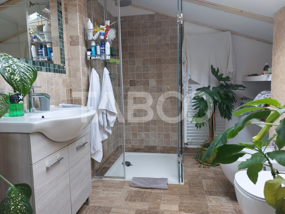 Apartament de vanzare 105 mp 3 camere curte 340 mp in acte Cisnadie