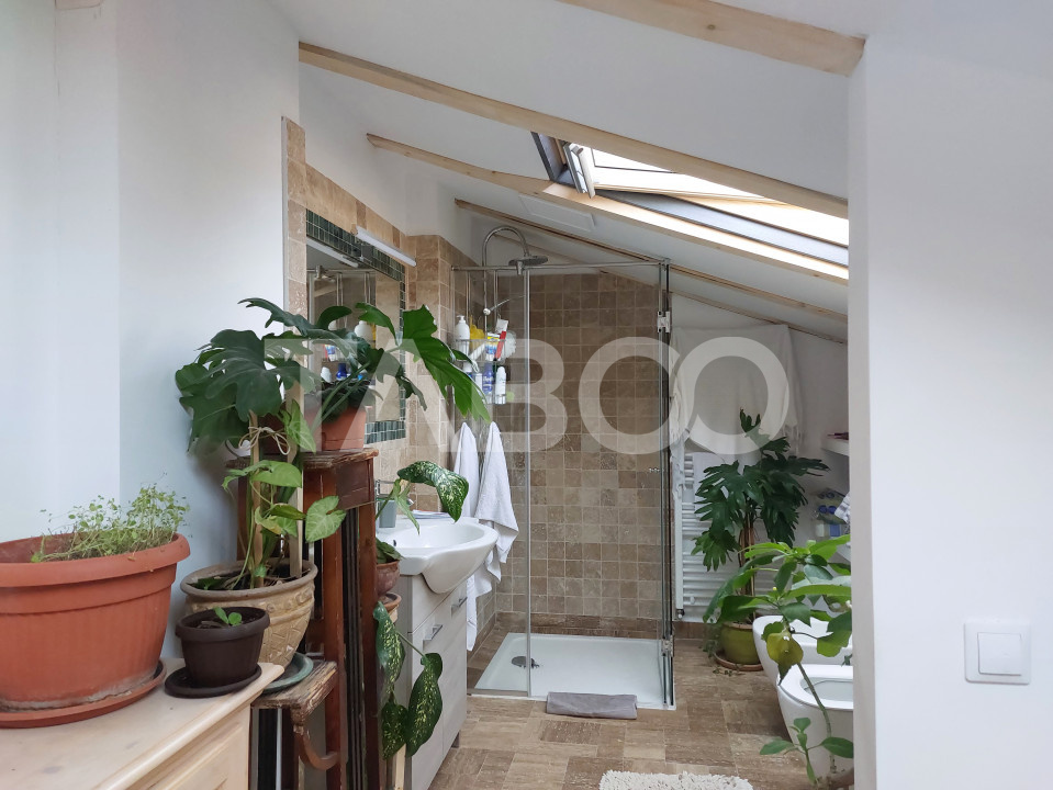 Apartament de vanzare 105 mp 3 camere curte 340 mp in acte Cisnadie