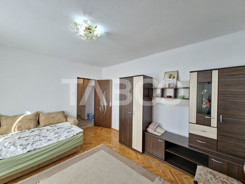 Apartament de vanzare 2 camere balcon etaj intermediar