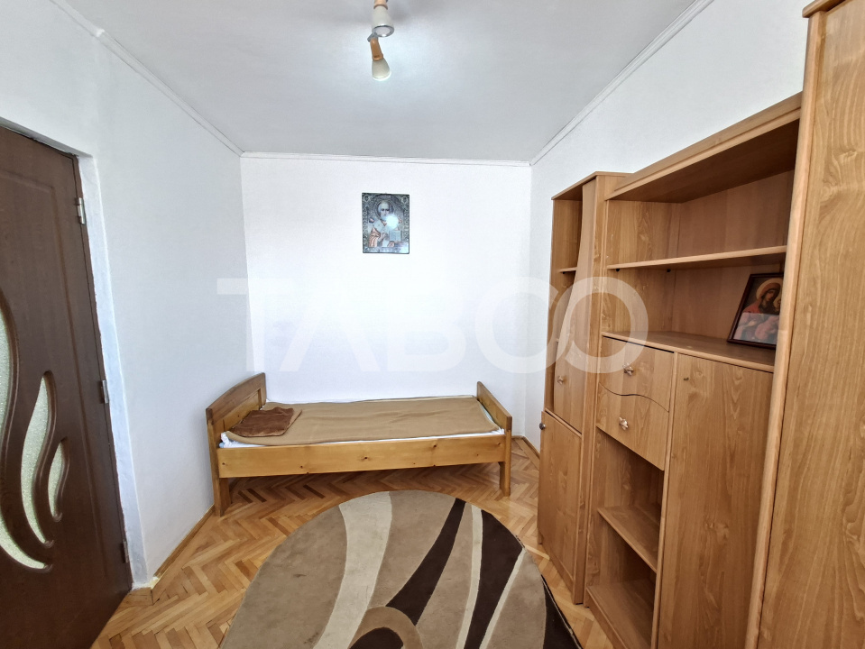 Apartament de vanzare 2 camere balcon etaj intermediar