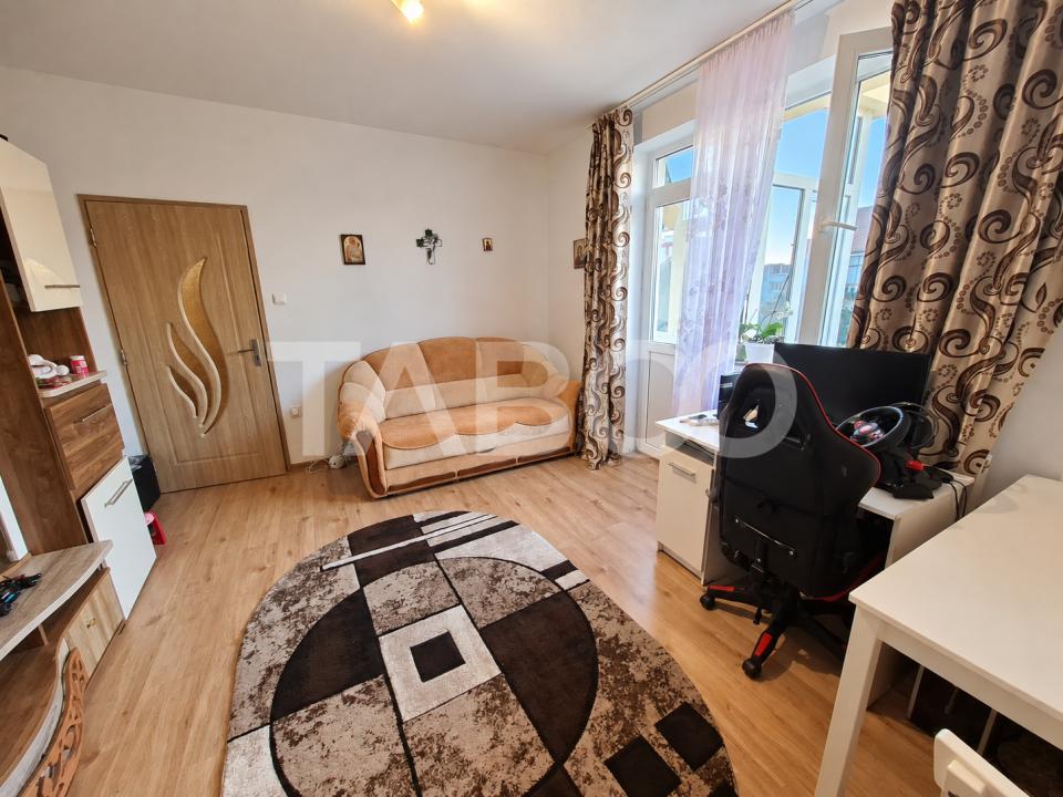 Apartament de vanzare 2 camere balcon Mihai Viteazul etaj 4