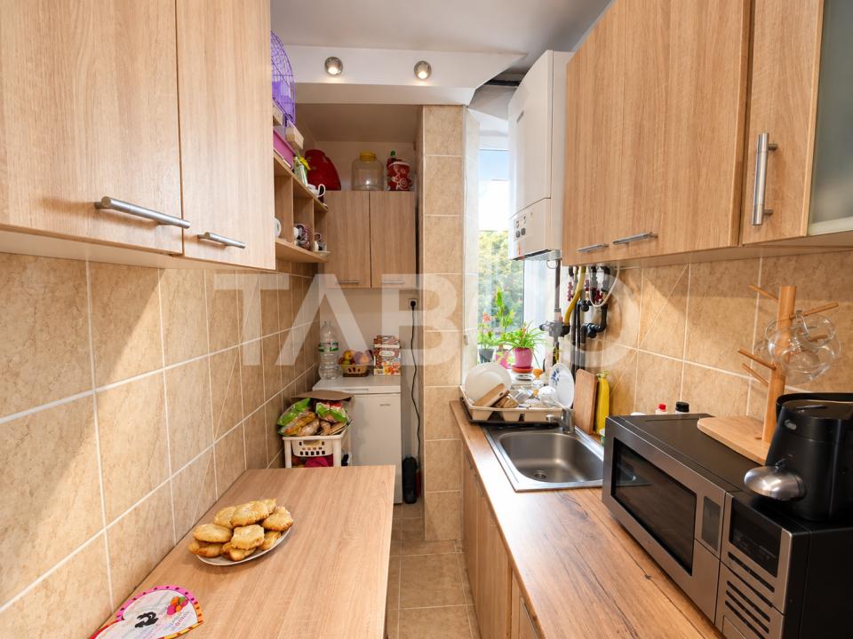 Apartament de vanzare 2 camere balcon Mihai Viteazul etaj 4