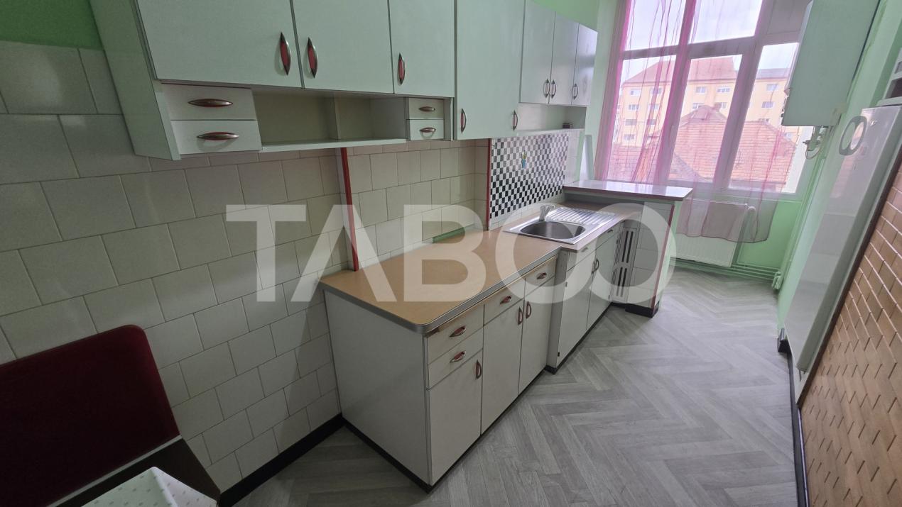 Apartament de vanzare 2 camere decomandate etaj intermediar Strand