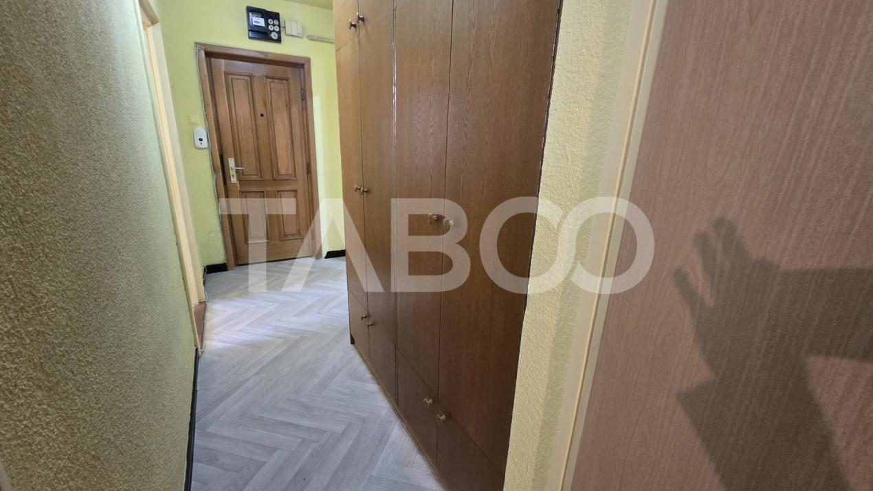 Apartament de vanzare 2 camere decomandate etaj intermediar Strand