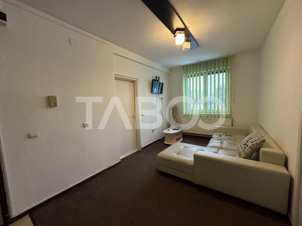 Apartament de vanzare 2 camere etaj 1 boxa depozitare zona Strand