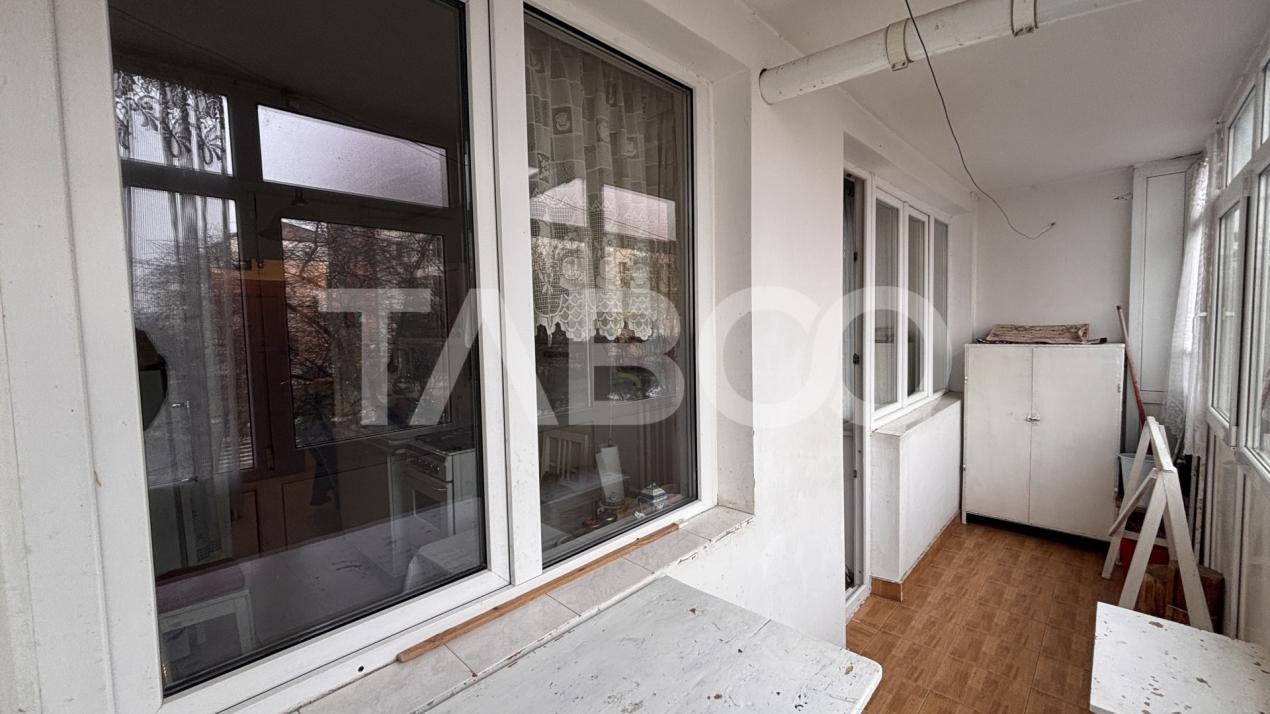 Apartament de vanzare 2 camere+balcon etaj 1 zona Mihai Viteazul