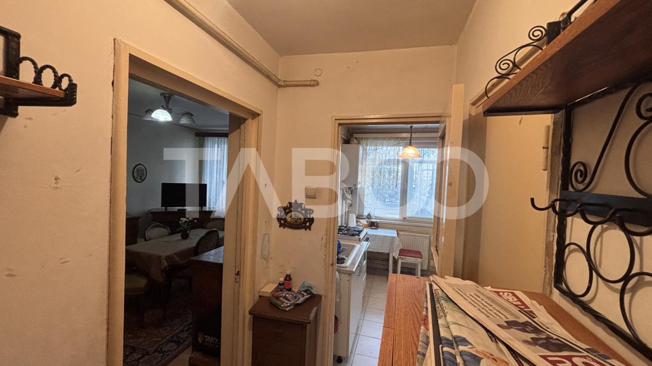 Apartament de vanzare 2 camere+balcon etaj 1 zona Mihai Viteazul