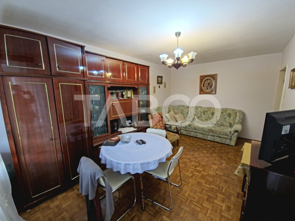 Apartament de vanzare 3 camere 2 balconae mobilat utilat Strand