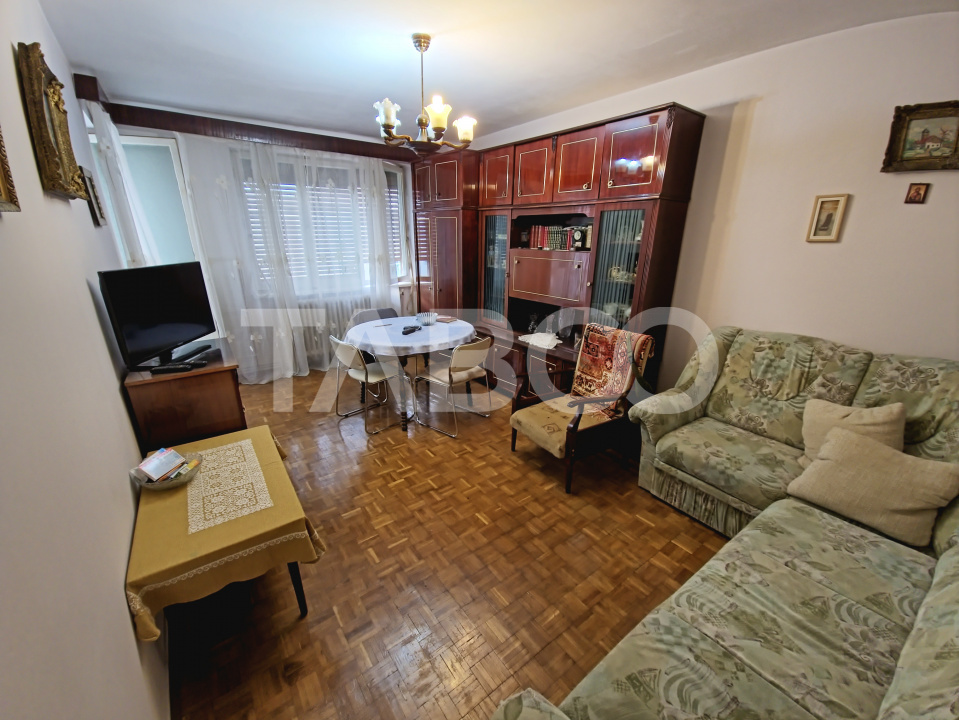 Apartament de vanzare 3 camere 2 balconae mobilat utilat Strand