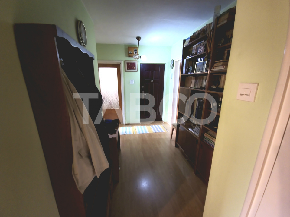 Apartament de vanzare 3 camere 60mp decomandat 2 balcoane zona Strand