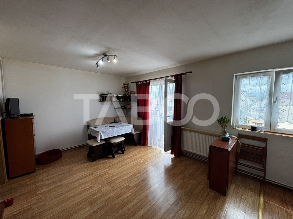 Apartament de vanzare 3 camere complet mobilat utilat Valea Aurie