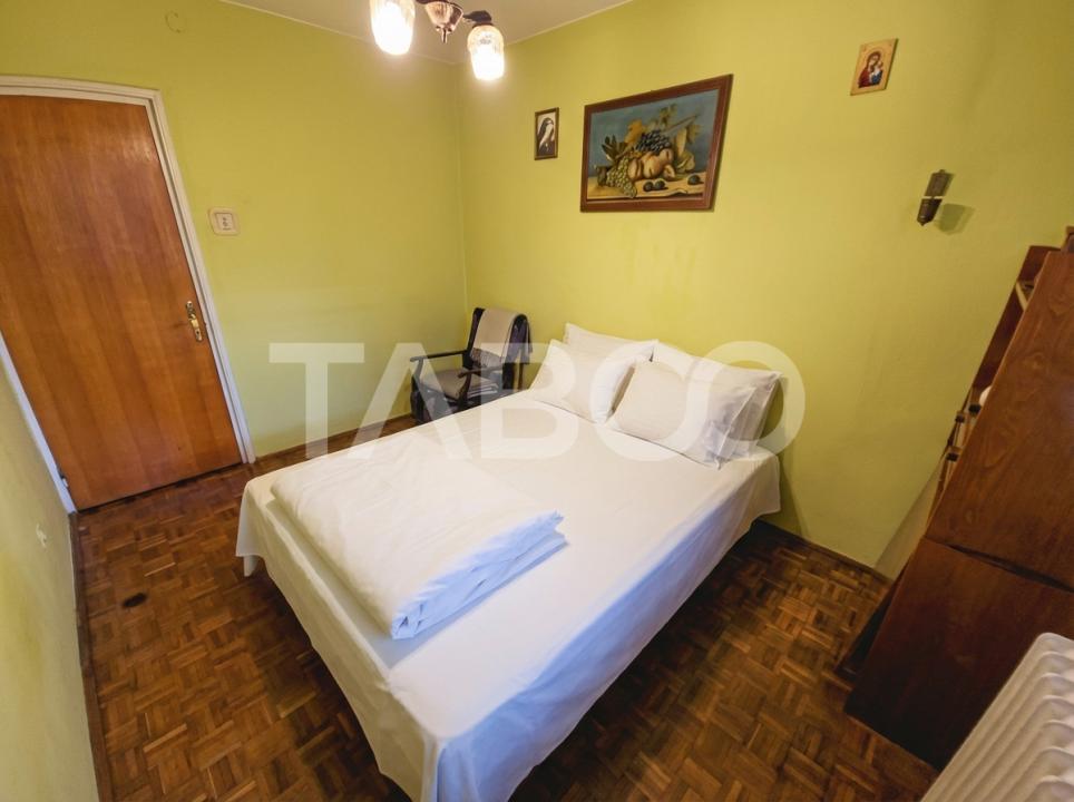 Apartament de vanzare 3 camere decomandat 2 balcoane zona Strand