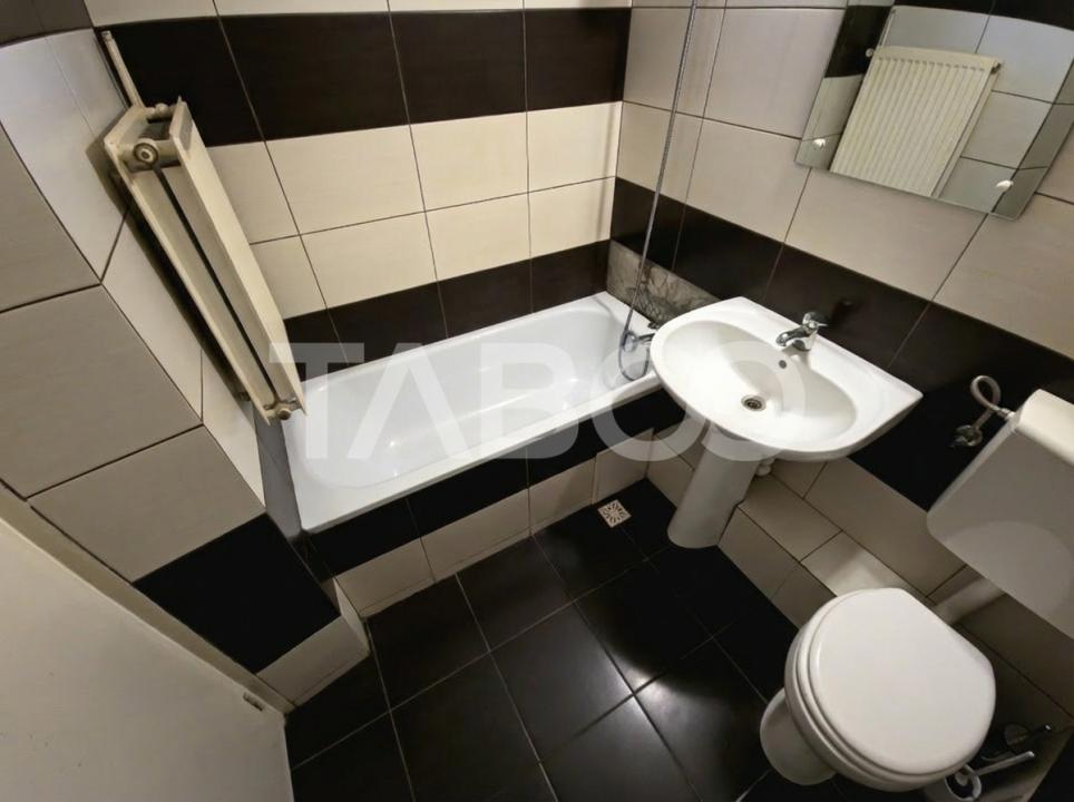 Apartament de vanzare 3 camere decomandat 2 balcoane zona Strand