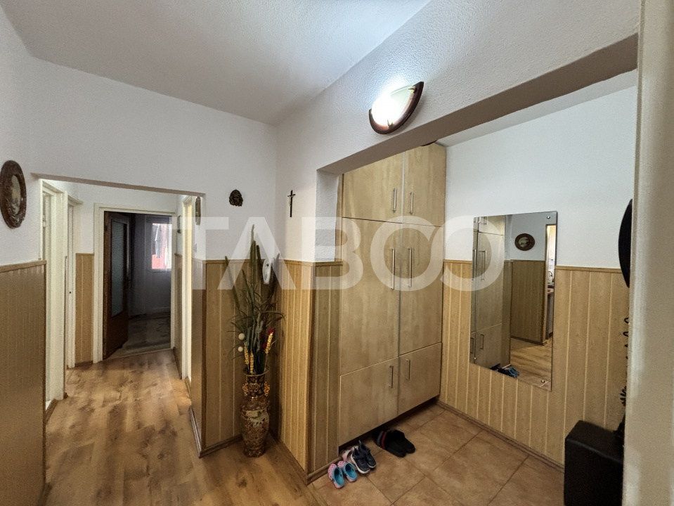 Apartament de vanzare  3 camere etaj 1 cu pivnita zona Valea Aurie