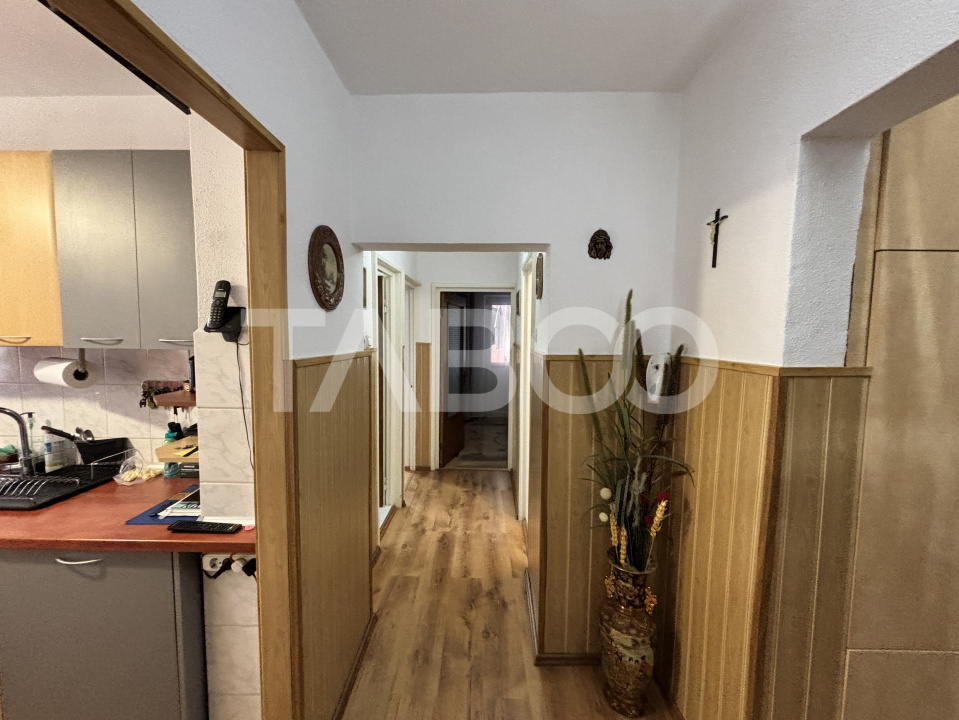 Apartament de vanzare  3 camere etaj 1 cu pivnita zona Valea Aurie
