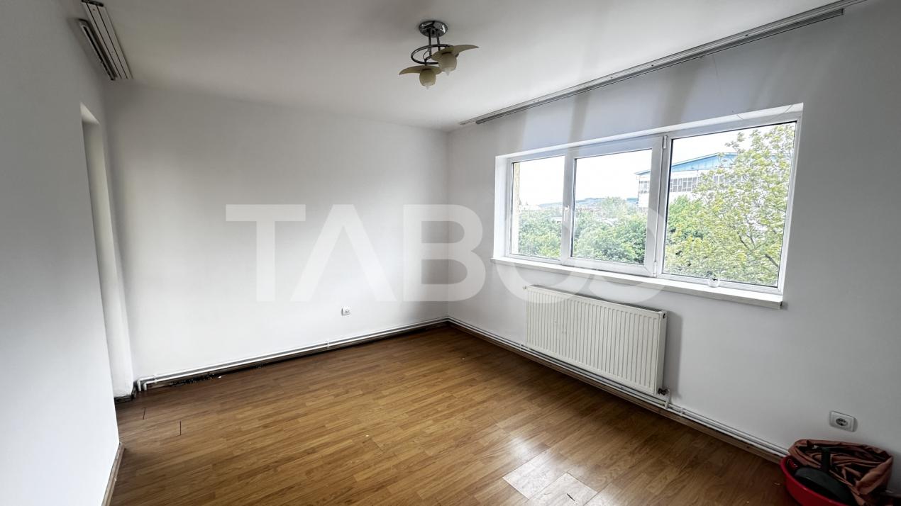 Apartament de vanzare 3 camere nemobilate cu balcon zona Trei Stejari