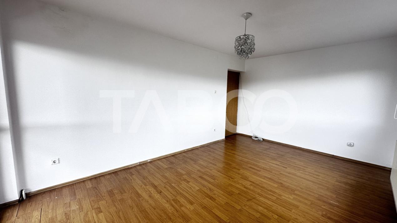 Apartament de vanzare 3 camere nemobilate cu balcon zona Trei Stejari