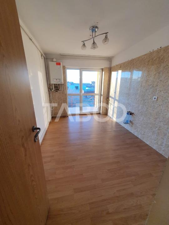 Apartament de vanzare 3 camere nemobilate cu balcon zona Trei Stejari