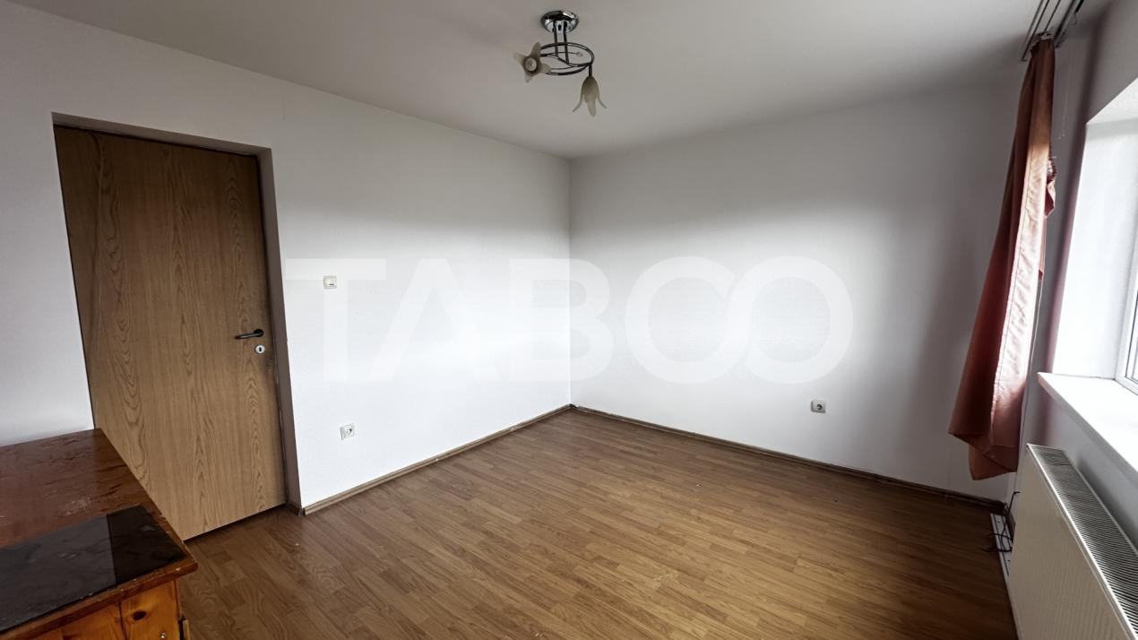 Apartament de vanzare 3 camere nemobilate cu balcon zona Trei Stejari