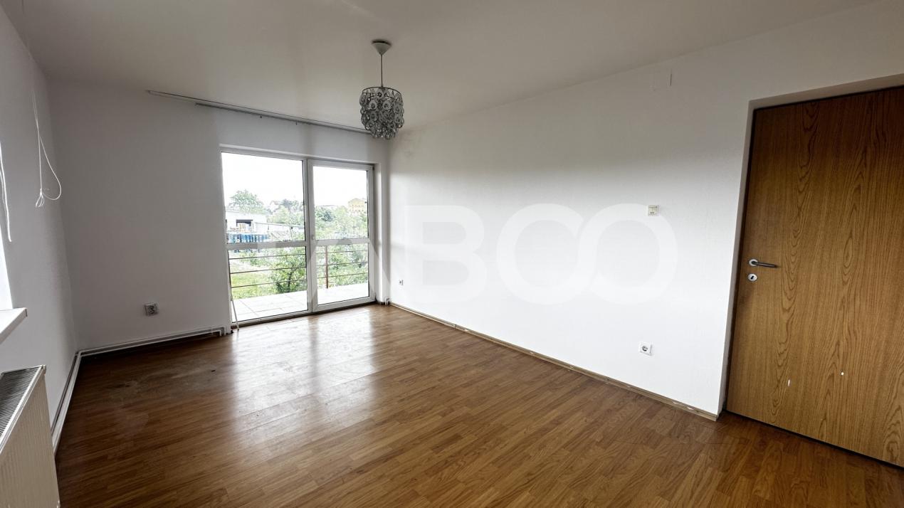 Apartament de vanzare 3 camere nemobilate cu balcon zona Trei Stejari