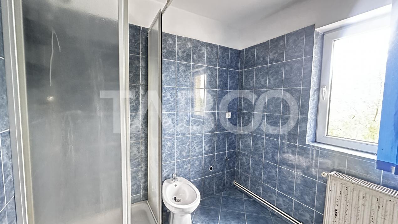 Apartament de vanzare 3 camere nemobilate cu balcon zona Trei Stejari