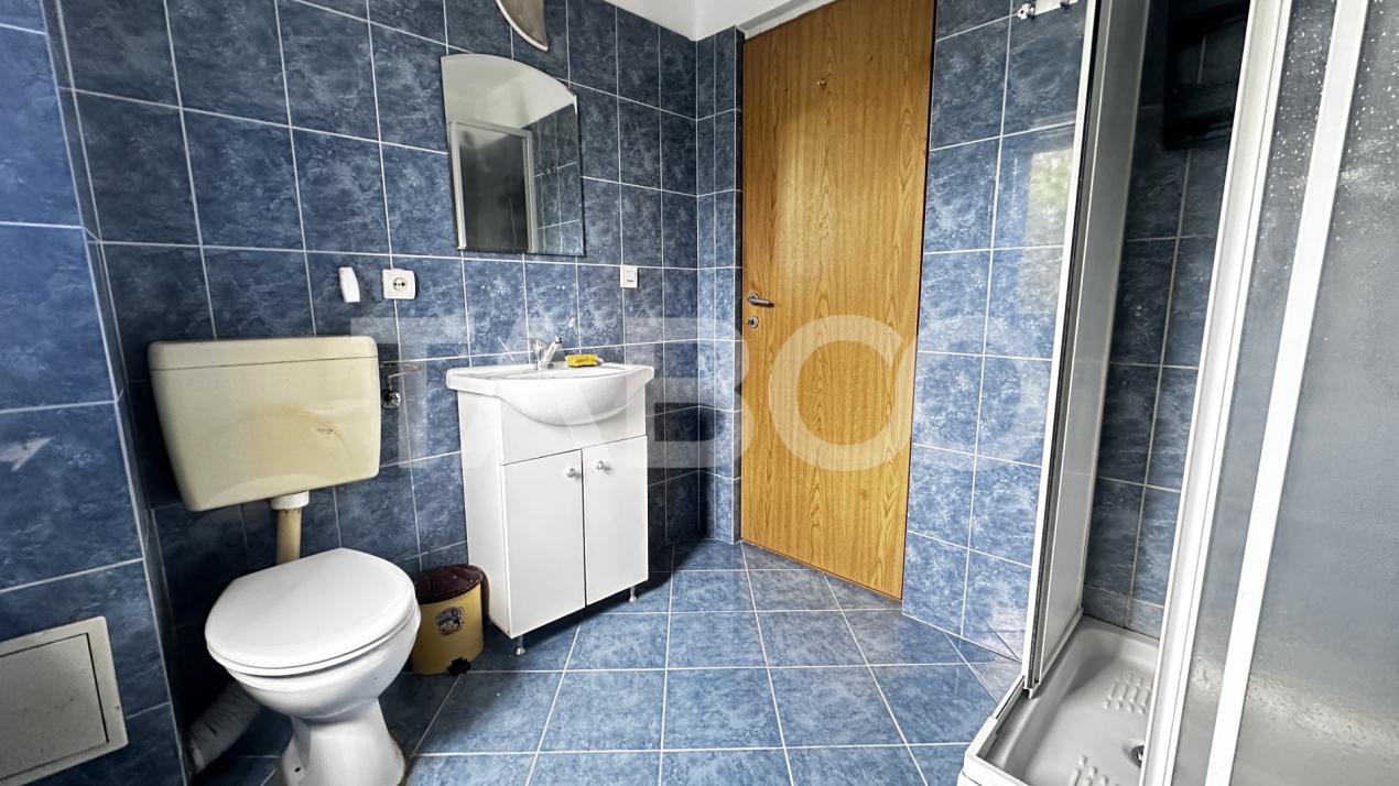 Apartament de vanzare 3 camere nemobilate cu balcon zona Trei Stejari