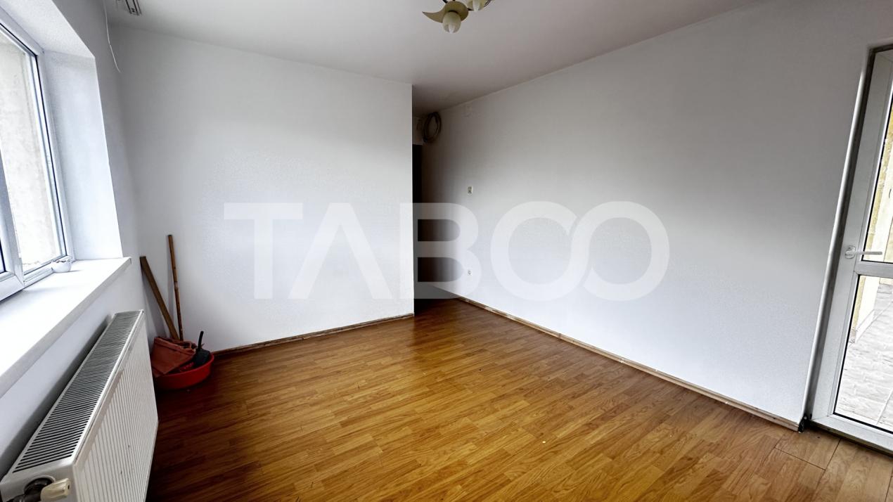 Apartament de vanzare 3 camere nemobilate cu balcon zona Trei Stejari