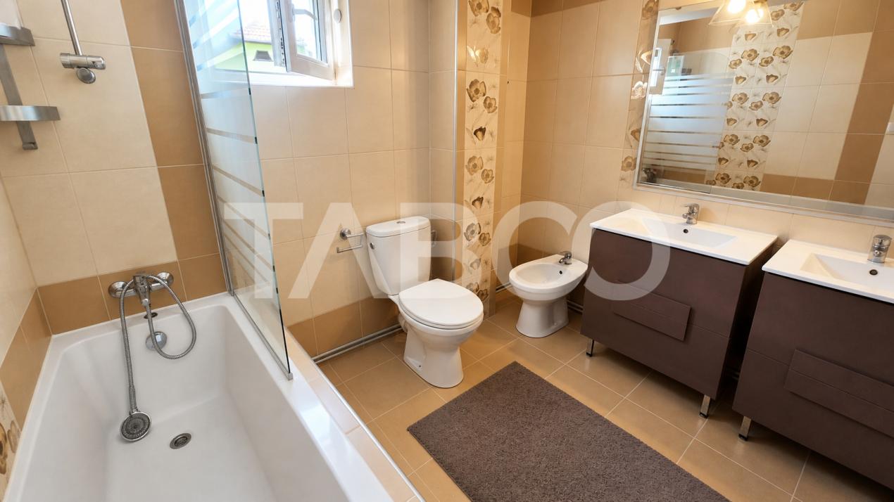 Apartament de vanzare 4 camere 2 bai garaj si curte in Turnisor