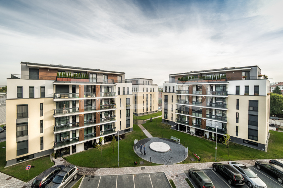 Apartament de vanzare 4 camere balcon boxa lift bloc nou zona Centrala