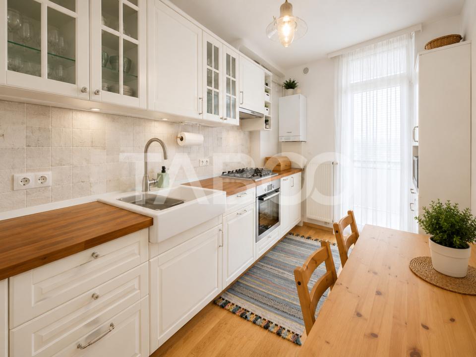 Apartament de vanzare 4 camere balcon boxa lift bloc nou zona Centrala